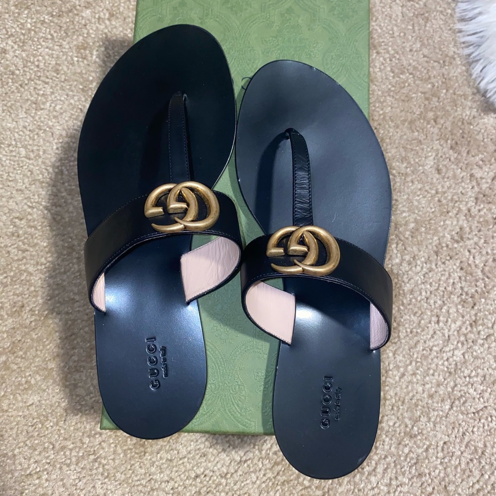 Gucci thong leather sandals.